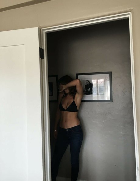 Serinda Swan modèle adulte images