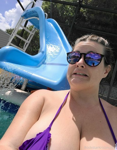 fille courbée dà côté onlyfans érotique de haute qualité image