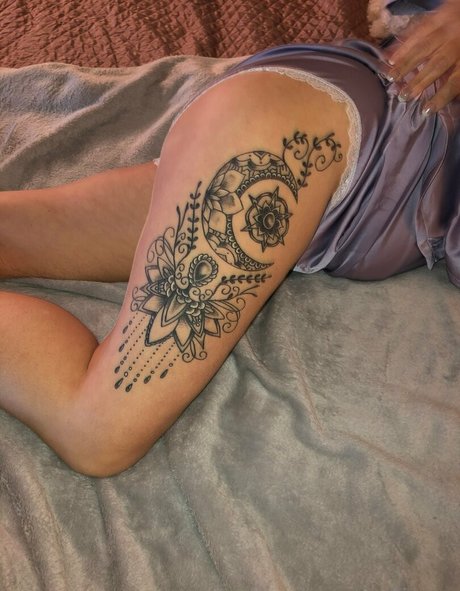 fille courbée dà côté onlyfans érotique xxx photo