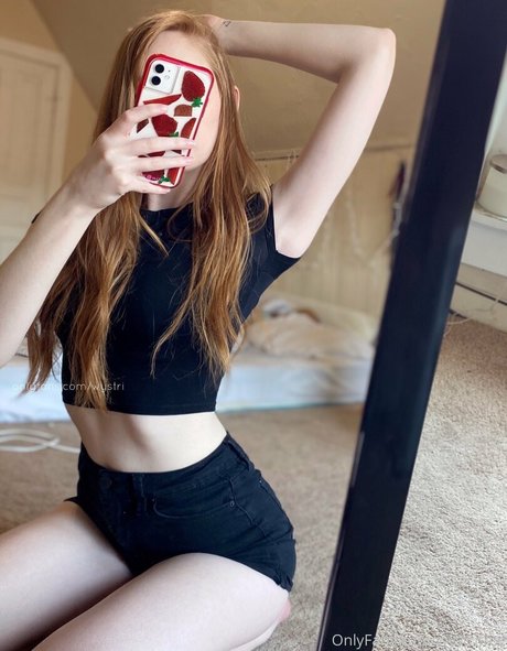 infirmière brune onlyfans assez nue image