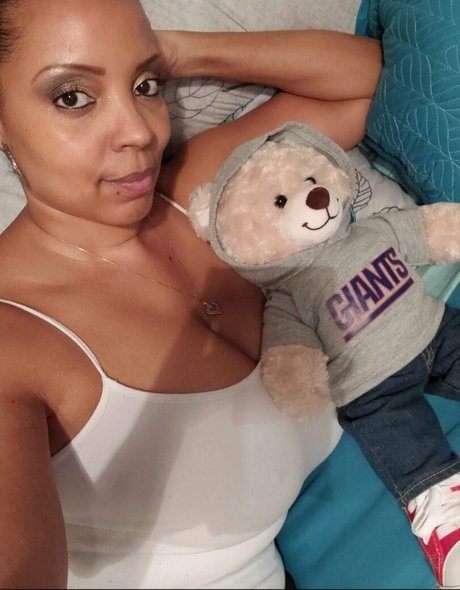 fille courbée dà côté onlyfans exclusif chaud images