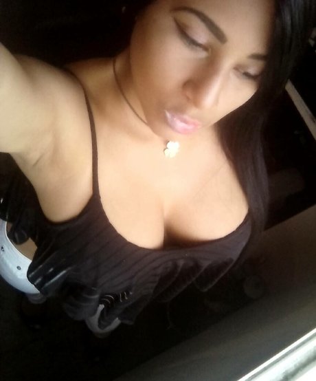 milf aux cheveux noirs onlyfans très chaud galerie