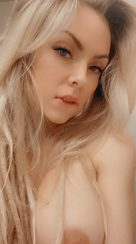 Nina Rei actrice érotique photos