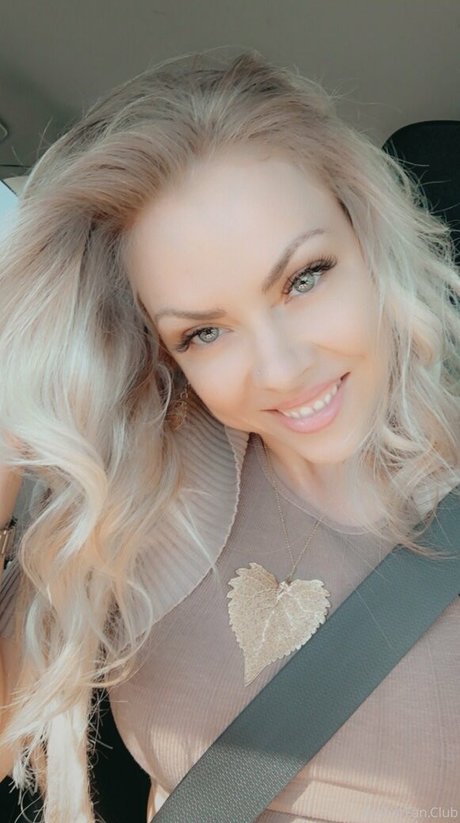 Nina Rei modèle sympa des photos