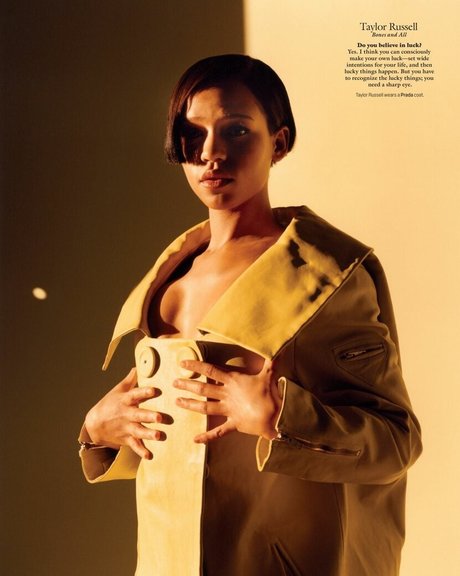 Taylor Russell star du porno de haute qualité image