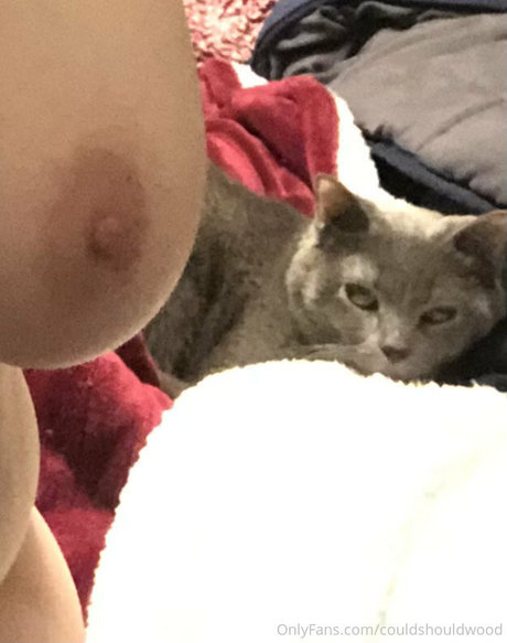 couldshouldwood modèle xxx photo