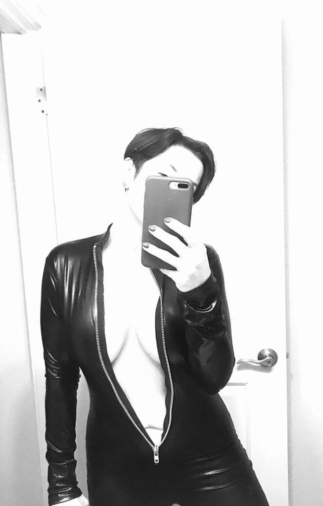 unconstrainedbyu actrice sexy des photos