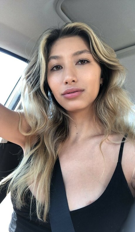 Dommmi joli modèle des photos