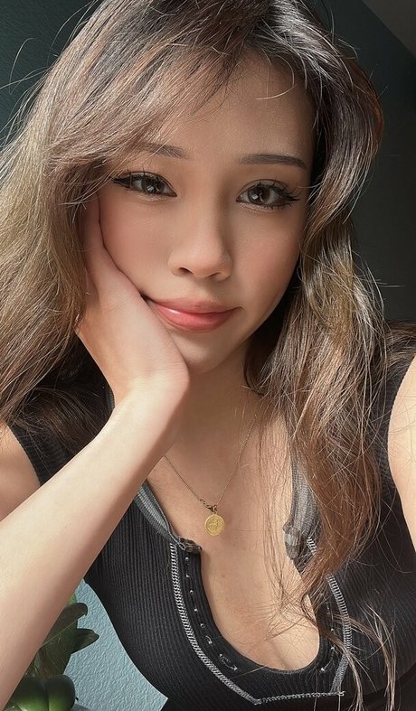 BasiilLeaf modèle sexy images