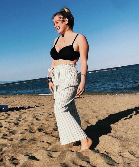 blonde aux gros seins onlyfans haute qualité gratuit image