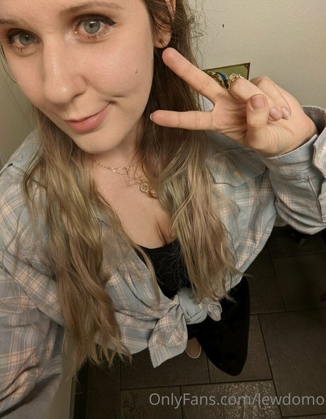 lewdomo modèle xxx des photos