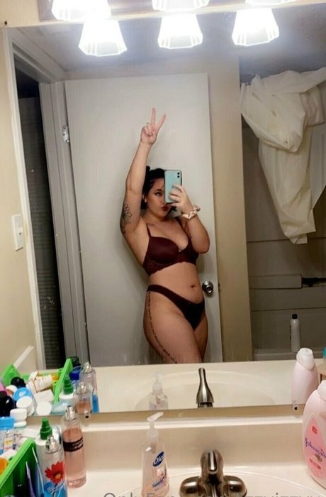 izzyizzyy modèle artistique galerie