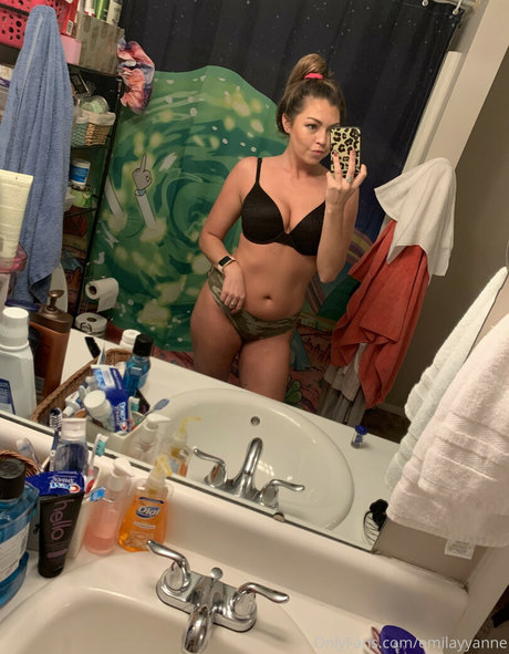 Emilayyy Babayy star du porno en haute qualité archive