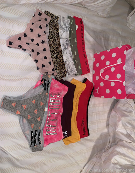 Emilayyy Babayy art de star du porno photos