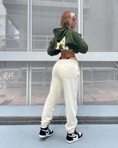 Nika Higashionna étoile gratuite galeries