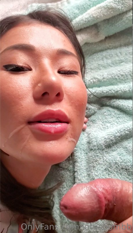 Lotus Bomb jolie star du porno photos