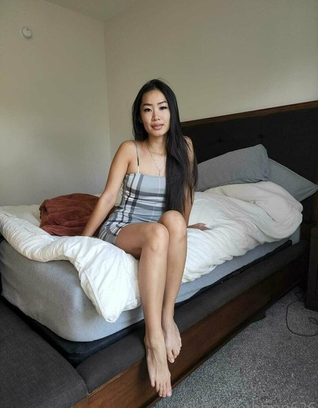 Elizabeth Tran actrice sexy photo