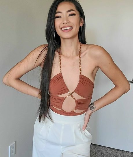 Elizabeth Tran haut de star du porno archive