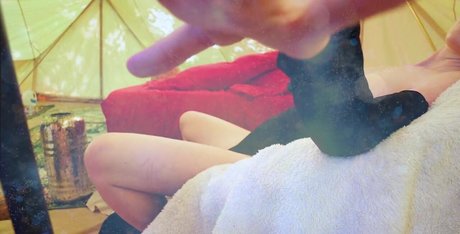 blonde aux gros seins onlyfans chaud érotique photo