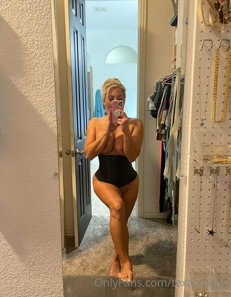 trio à gros seins onlyfans bien chaud image