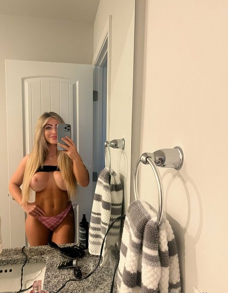 fille courbée dà côté onlyfans art haute définition photos