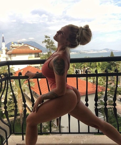 Natasha Thomsen art star du porno img