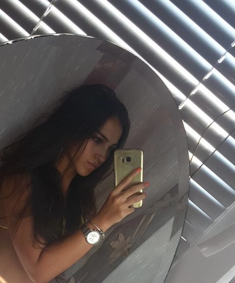 Madalina Mates haut modèle image