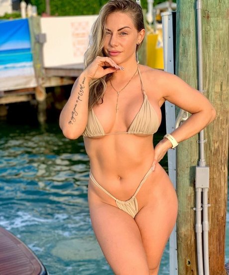 Marine S Mezz actrice érotique images