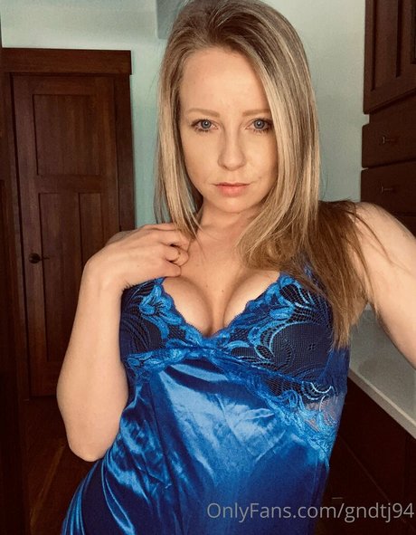 gndtj94 actrice nue photo