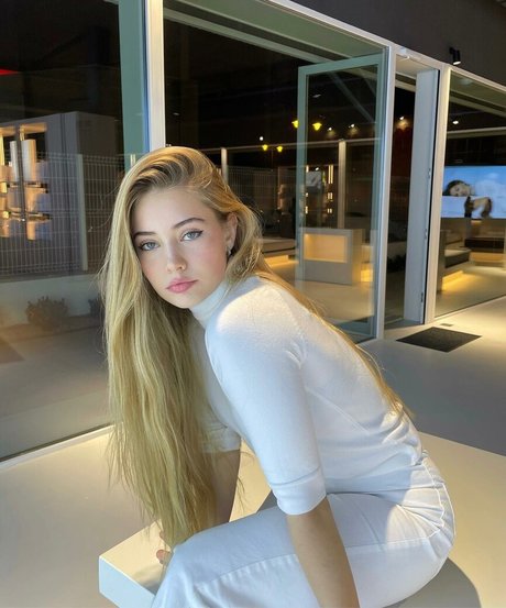 Tatiana Kaer art de star du porno image