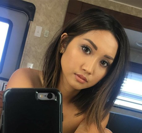 Brenda Song actrice sexy image