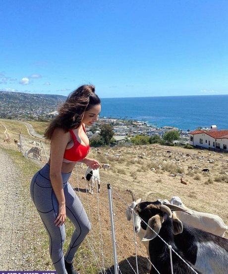 Tara Yazdi modèle sexy photo