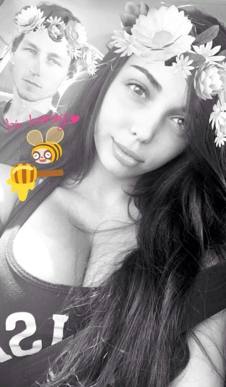 Tara Yazdi modèle érotique images