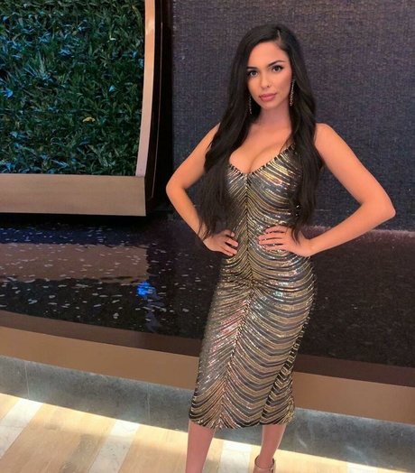 Tara Yazdi nus étoiles des photos