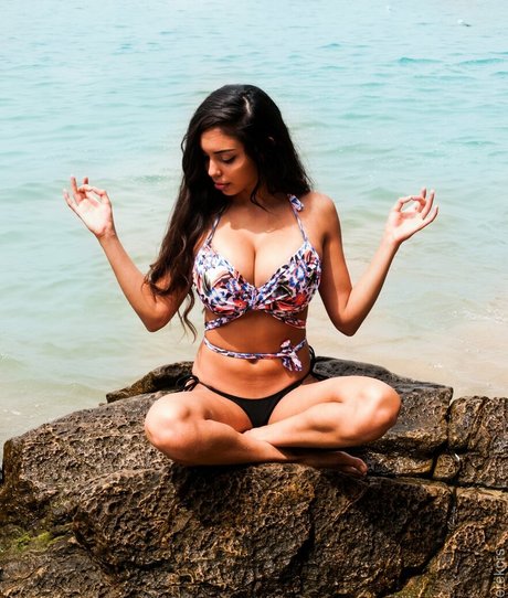 Tara Yazdi star du sexe photos