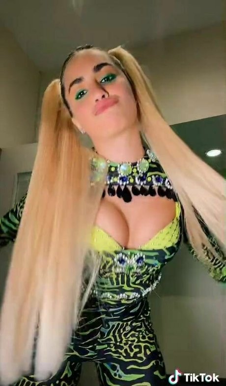 Lali Esposito star du porno belle archive