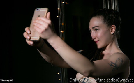 funsizedbr0wneyes étoile nue photos