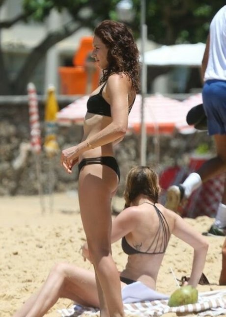 Troian Bellisario modèle adulte archive