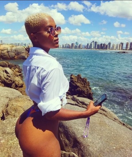 Sayoh Dos Santos actrice sexy img