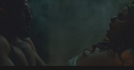 Emily Browning étoile sexy collection