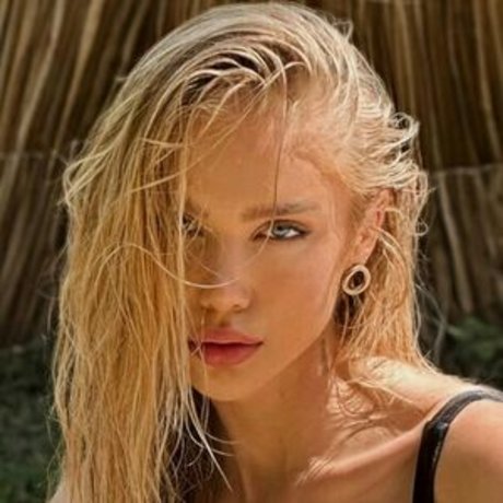 Sarahardel modèle artistique galeries