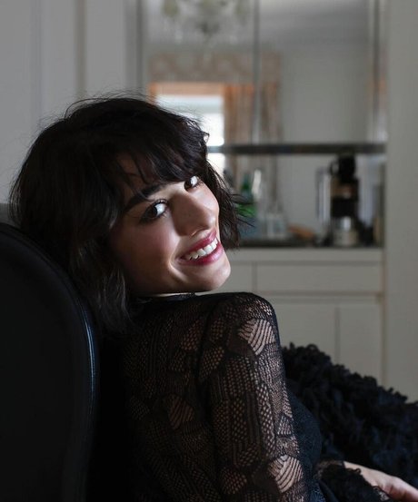 Simona Tabasco modèle exclusif des photos