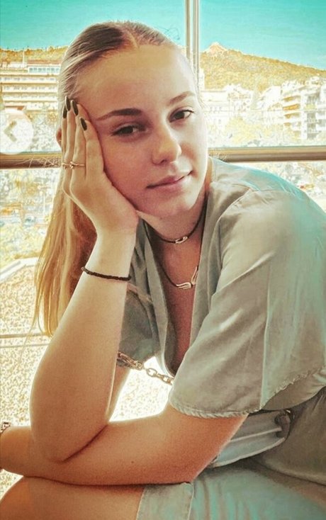 Elena Lagou étoile érotique photos