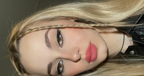 Elena Lagou actrice libre galeries