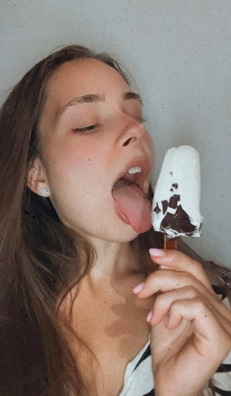 Nina Liin modèle adulte photo