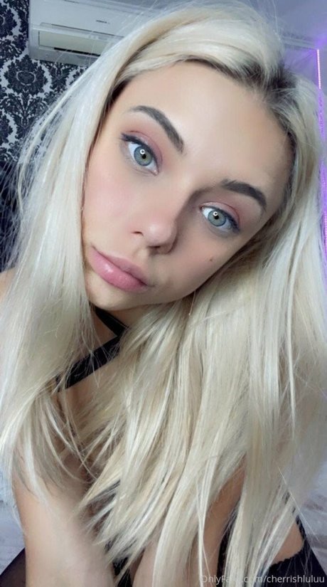 fille courbée dà côté onlyfans sexy xxx photo