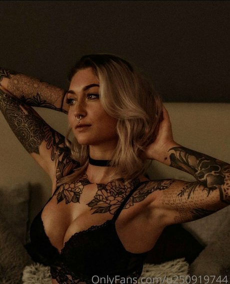 sarahmeeeow actrice sexy photo