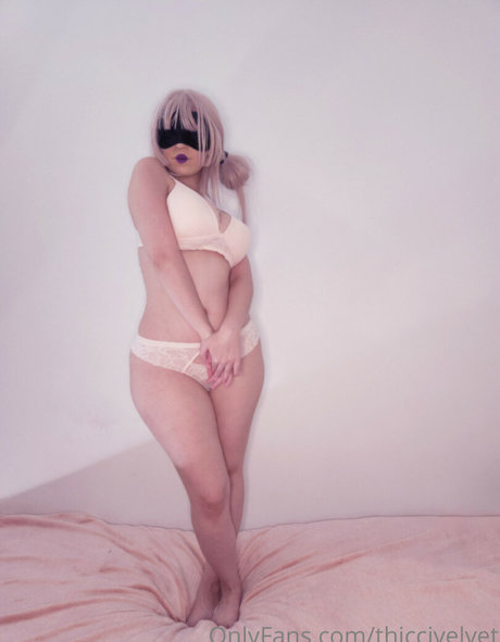 fille courbée dà côté onlyfans gratuit parfait photo