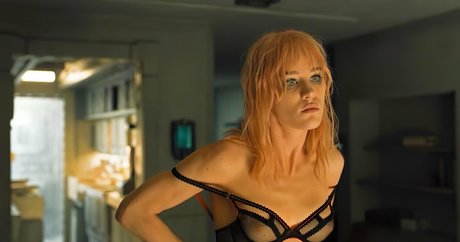 Mackenzie Davis mannequin img