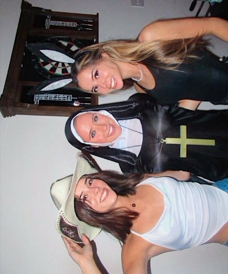 Julia Katelyn Ernst modèle nu archive